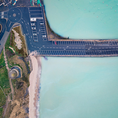L'entrée du port, la jetée et la mer