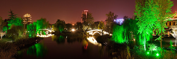 Daming Lake at night